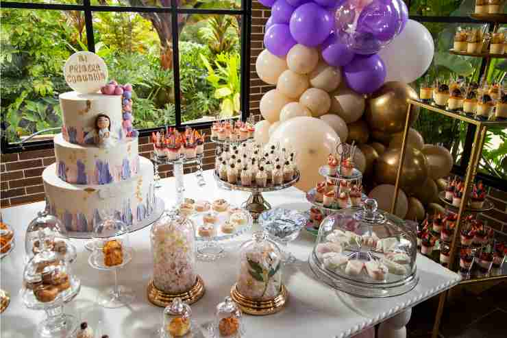 tavolo buffet con dolci per la festa della Comunione a casa