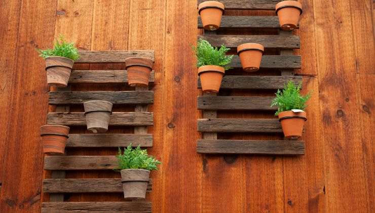 trasformazione pallet in oggetti per il balcone