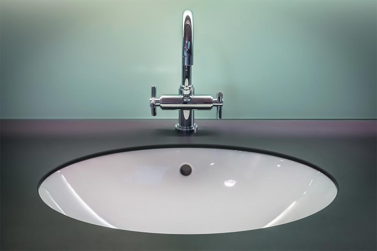 Il lavabo sospeso è una scelta di design per il bagno di casa.