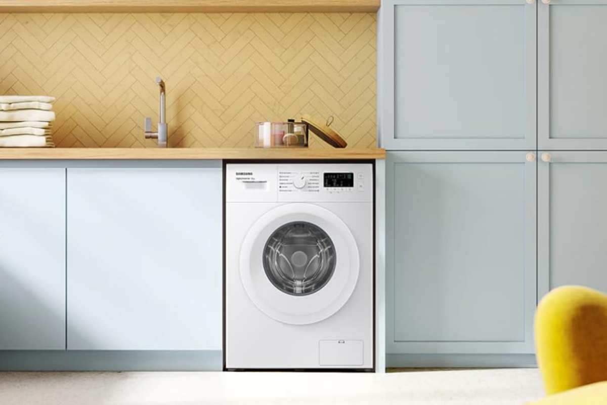 una lavatrice inserita nel contesto di una cucina