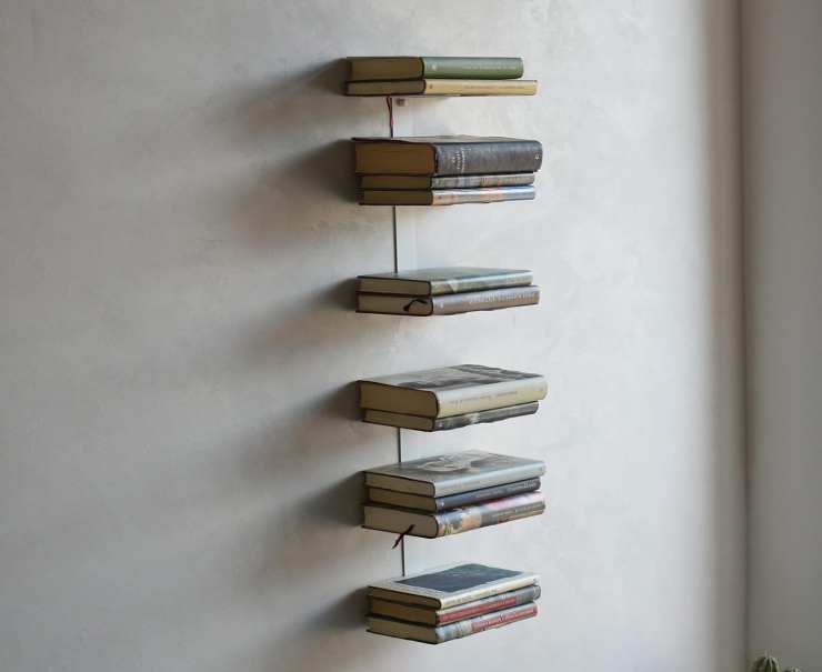 Una libreria che si appende al muro e non si vede con dei libri sopra