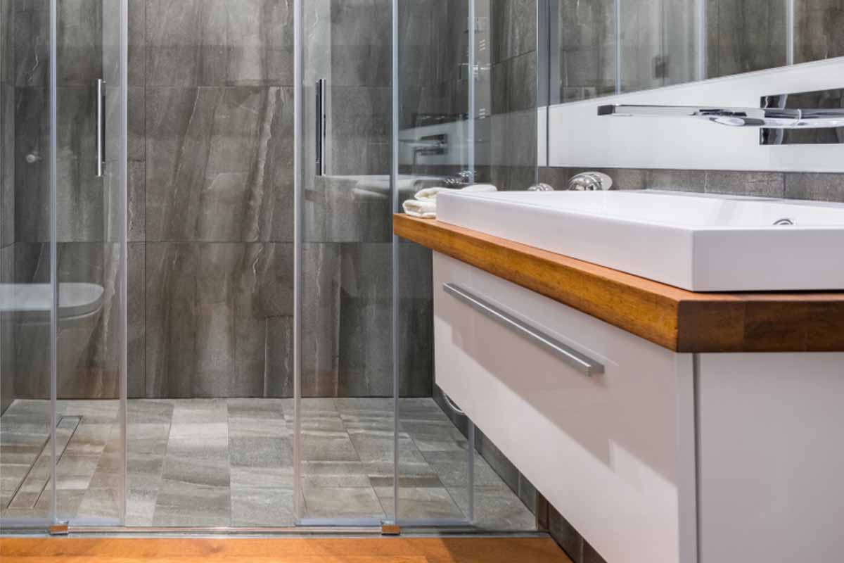 Baño pequeño, pero con un estilo elegante: la solución de ducha tipo walk-in es ideal para usted