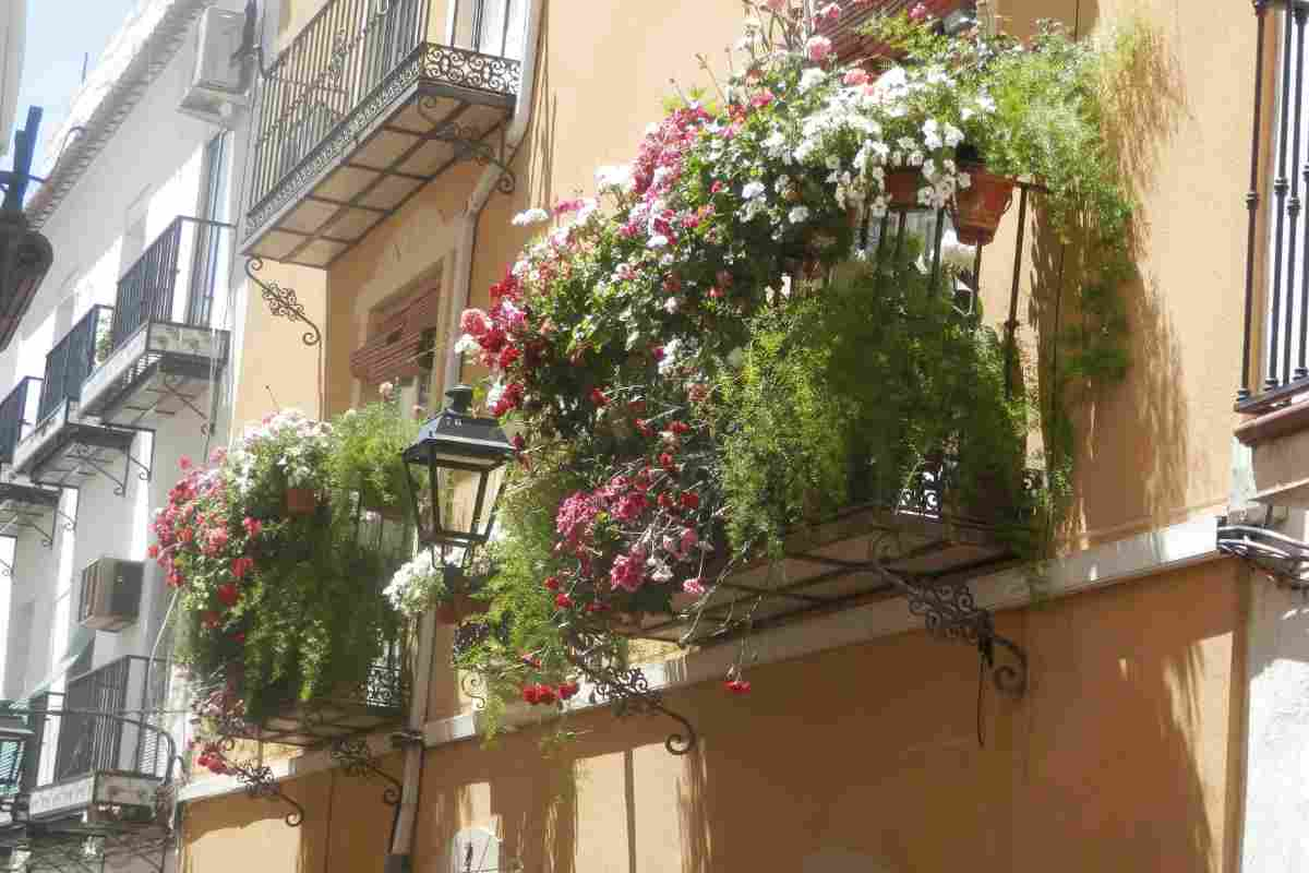 idee per coprire la ringhiera del balcone