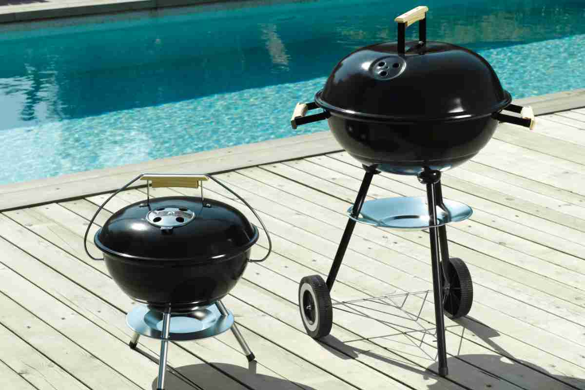 due tipi di barbecue con coperchio ai bordi della piscina