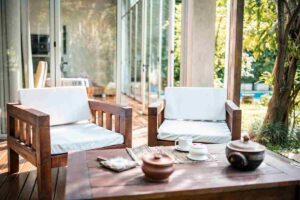Set relax da giardino composto da due poltrone in legno tavolino rettangolare