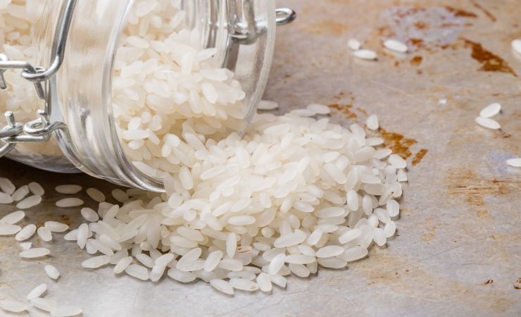 Il trucco del barattolo di riso per profumare armadi e cassetti