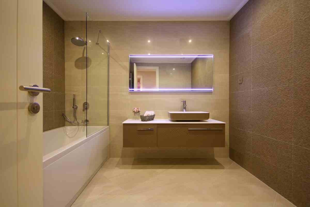 bagno di design con specchio e luci led integrate