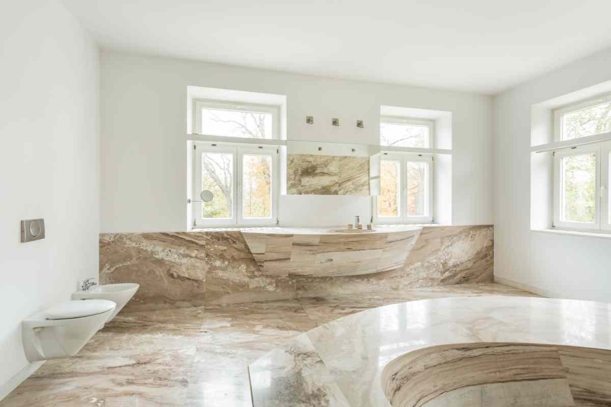 uno dei bagni moderni di design con marmo e vasca interrata