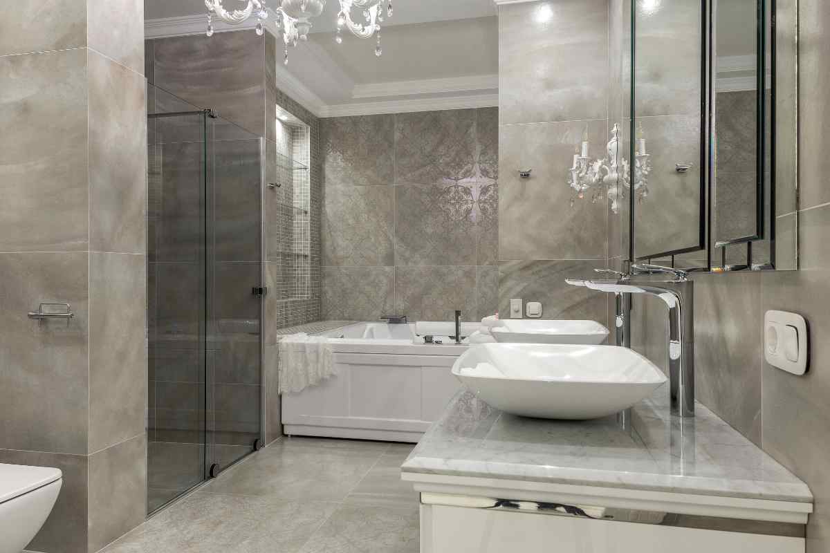 Bagno di design con doccia a filo pavimento e box in vetro