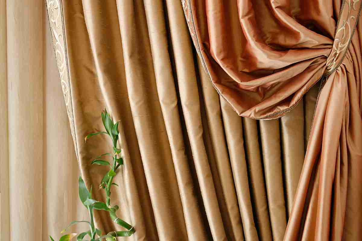 esempio di come accorciare la tenda senza tagliarla piegandola in drappeggio