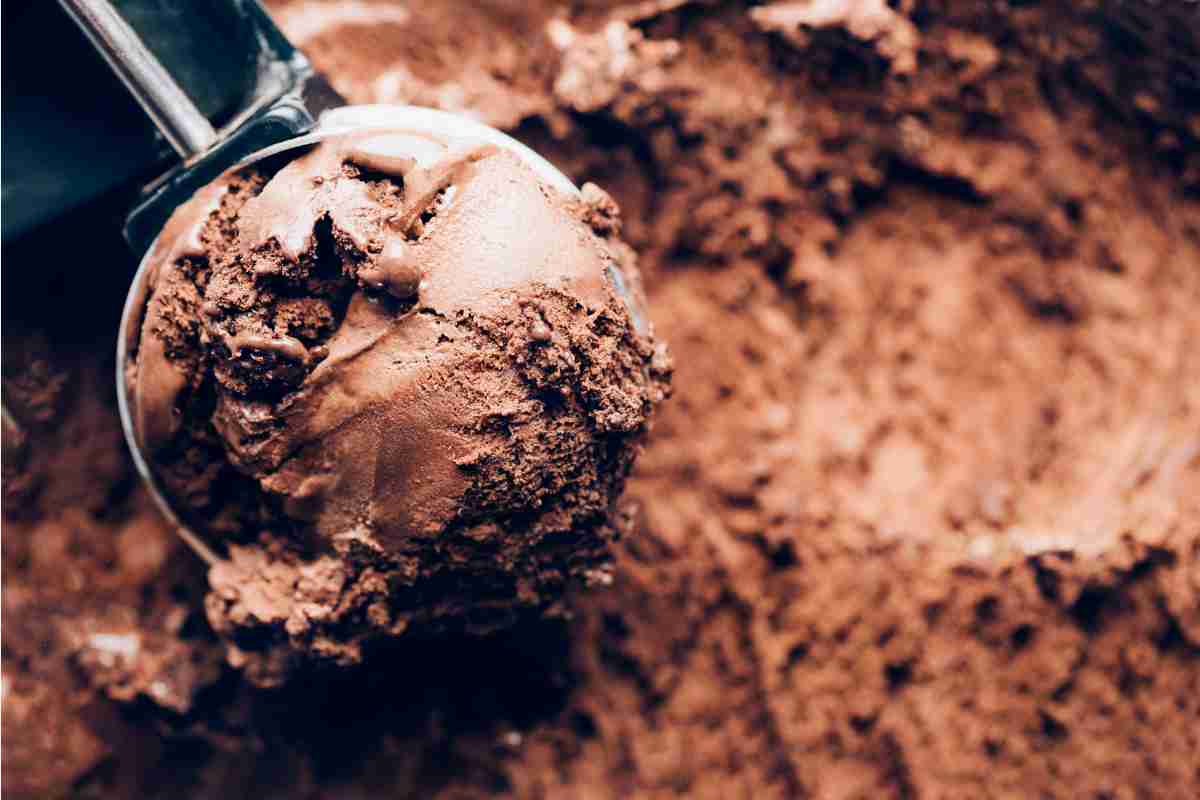 pallina di gelato al cioccolato con cucchiaio