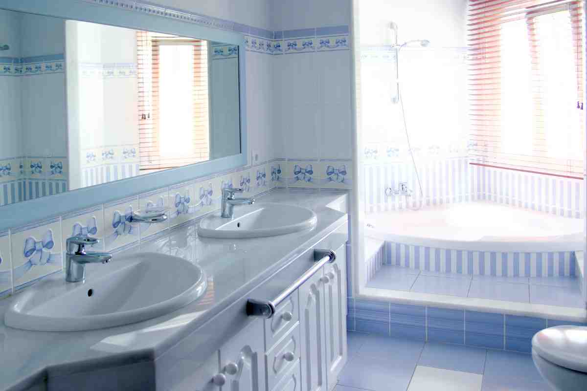 bagno di design moderno sulle tonalità dell'azzurro