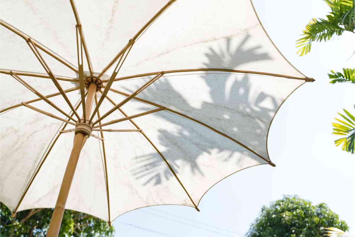 cielo visto dal basso attraverso il telo di un ombrellone da giardino