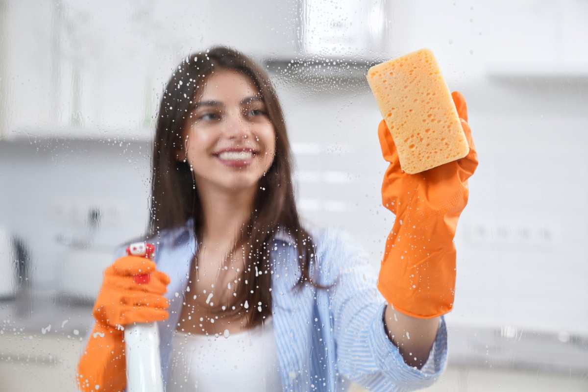 eliminare aloni vetri
