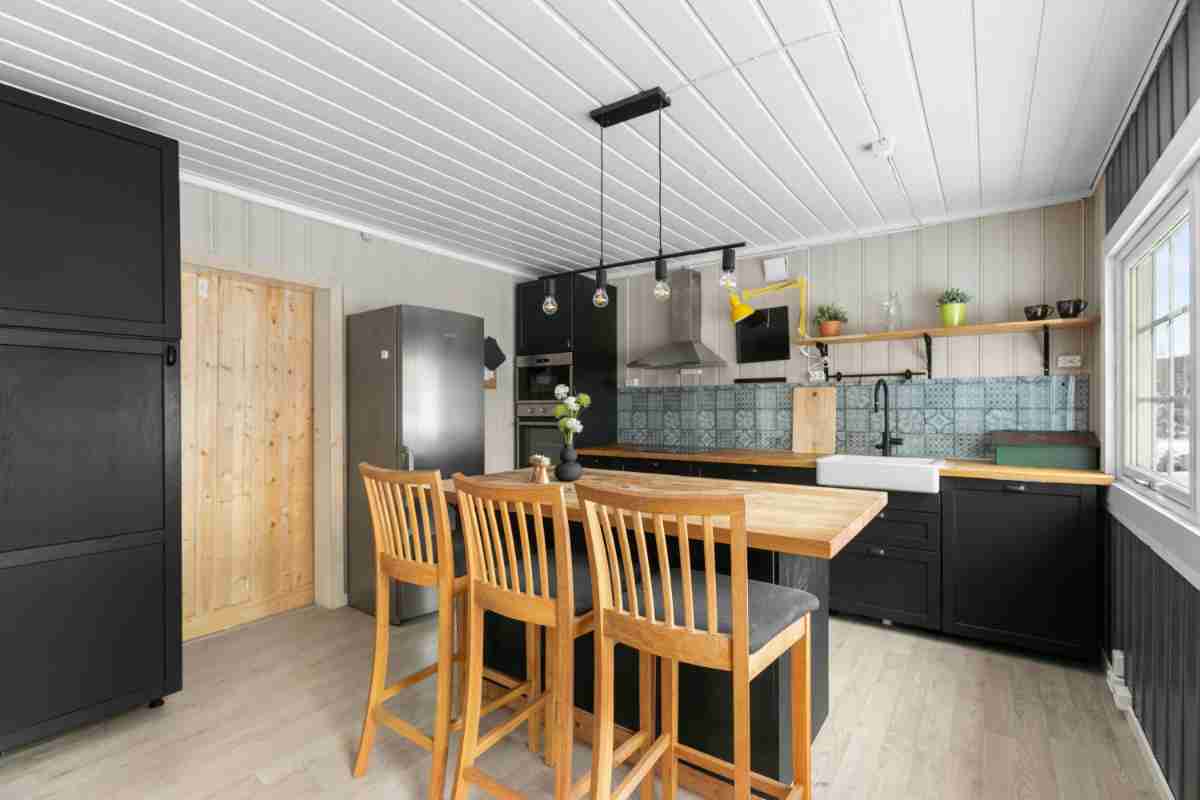 Cucina con mobili neri e legno