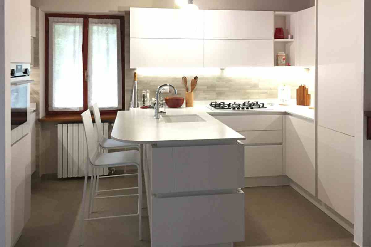 Cucina piccola con bancone penisola