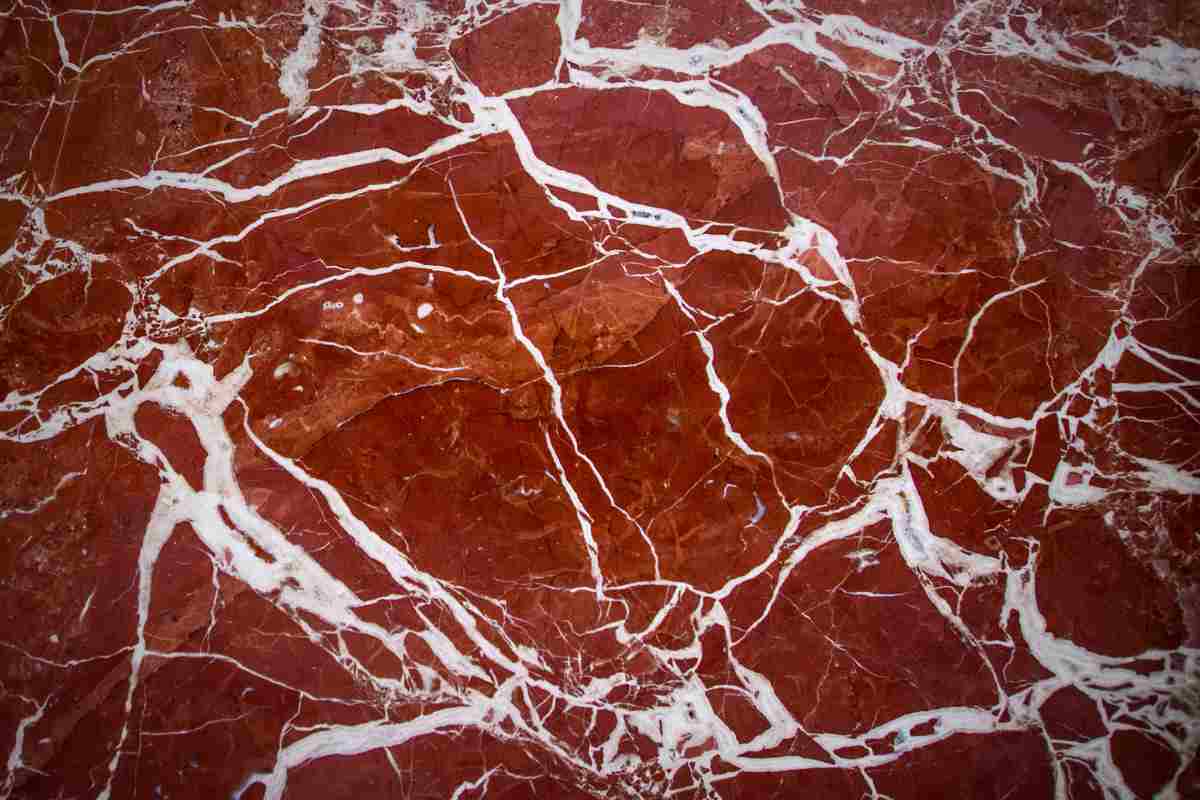 una lastra in marmo rosso