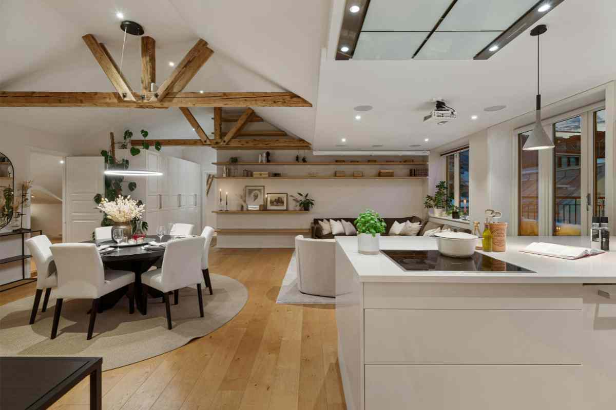 una mansarda con mobili stile moderno su misura