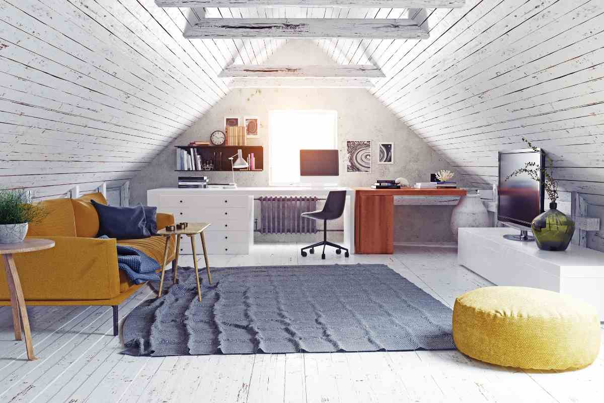 soffitta con arredo di design moderno