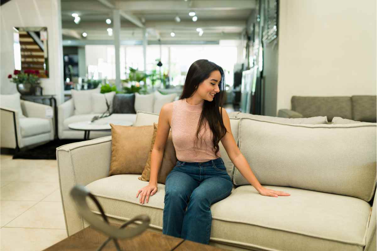 donna che sceglie un divano in un negozio