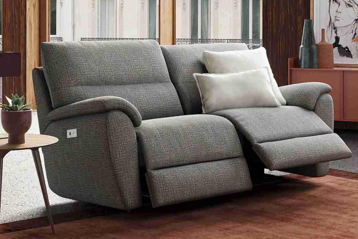 Divano relax Basiago Poltronesofà con cuscini decorativi bianchi