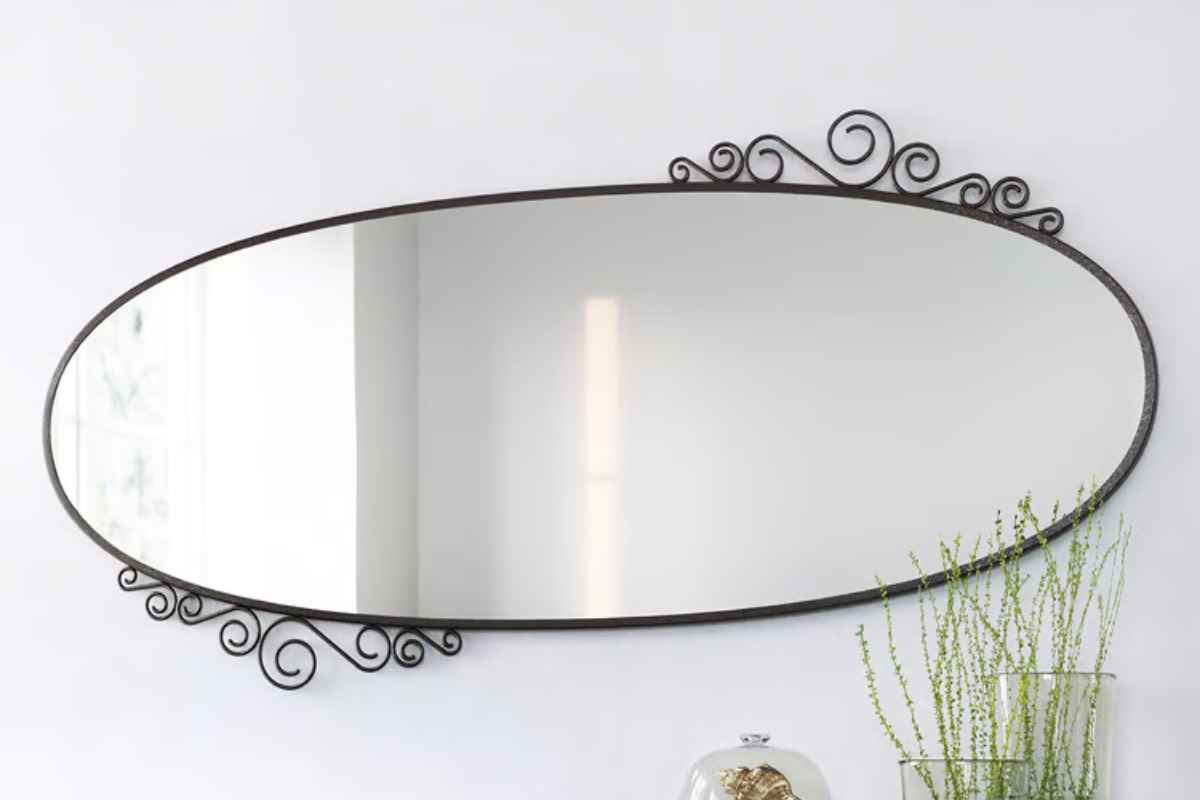uno degli specchi ikea del nuovo catalogo dalla forma ovale con decorazioni in metallo