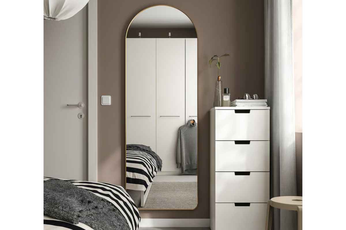 Specchio LINDBYN con cornice dorata Ikea