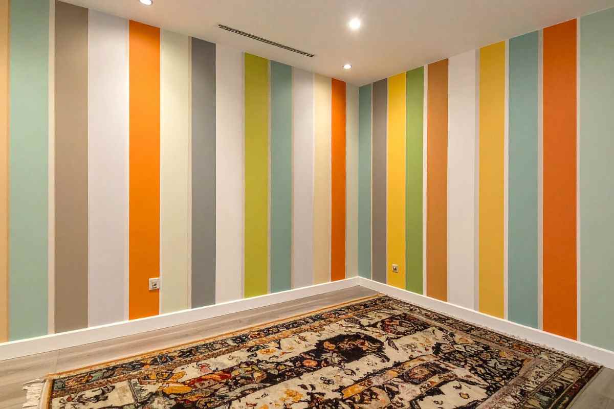 Pareti con le righe verticali di colore diverso