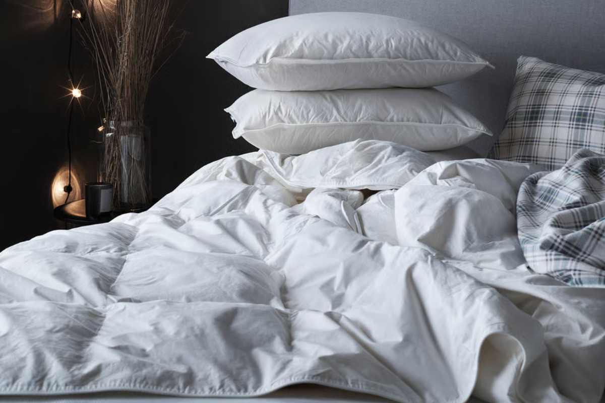piumini soffici e cuscini su un letto