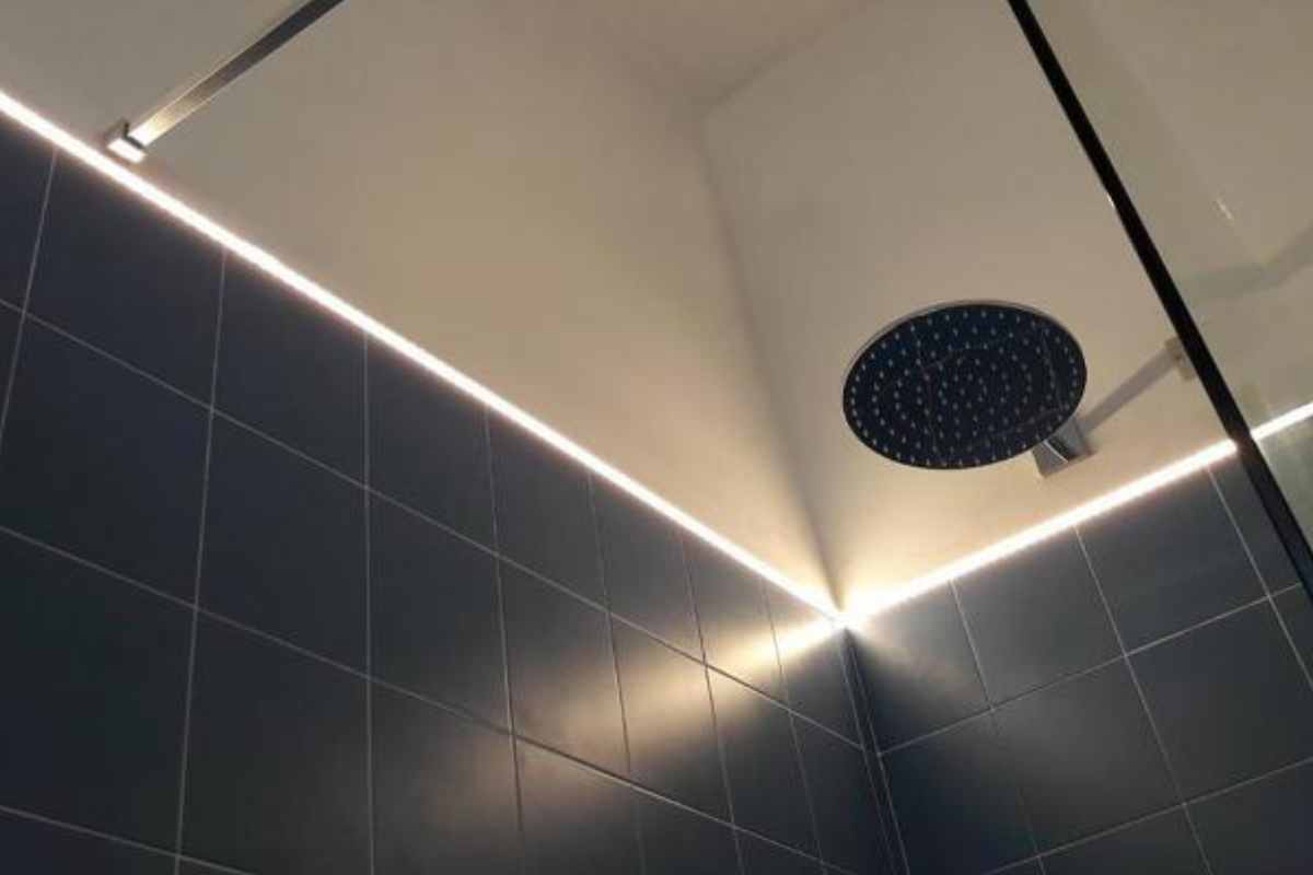 Strisce LED in bagno 