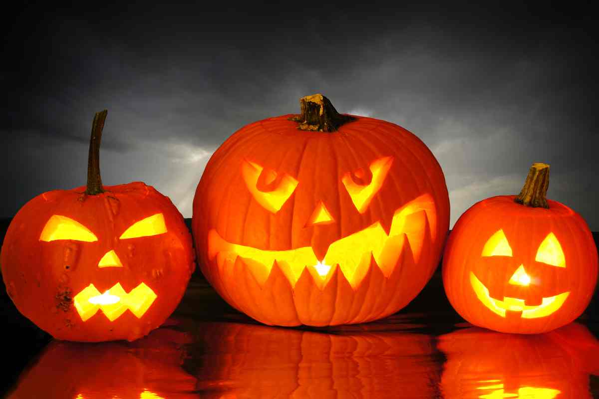 Zucche di Halloween intagliate e illuminate