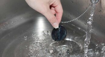 Tappo dei lavandini, nessuno li pulisce mai: con questi rimedi elimini lo sporco e neutralizzi i cattivi odori