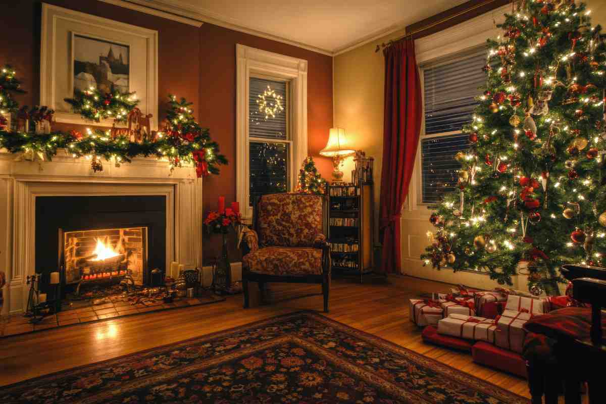 interno di un soggiorno in una casa addobbata in modo accogliente per Natale