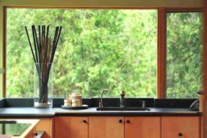 Interno di una cucina in veranda con finestre