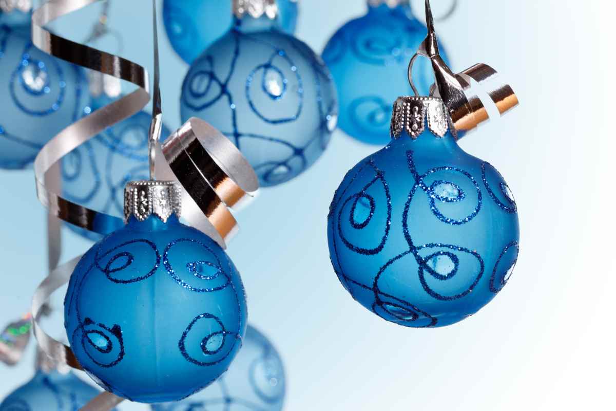 delle palline di polistirolo decorate per Natale con il fai da te nei toni del blu