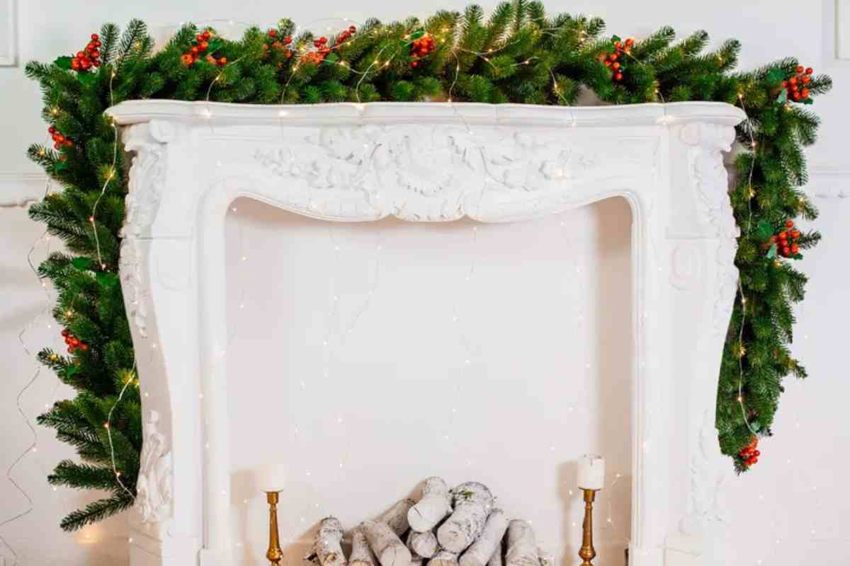 Festone natalizio Kasanova attorno al camino