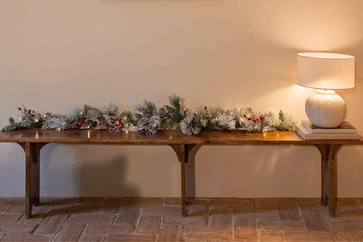 una delle ghirlande natalizie sklum su una panca