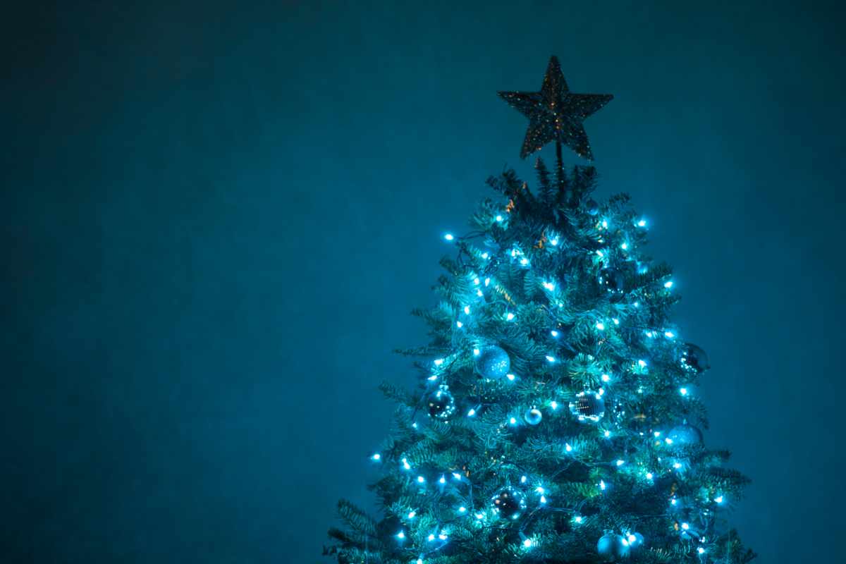 albero di Natale con luci LED blu