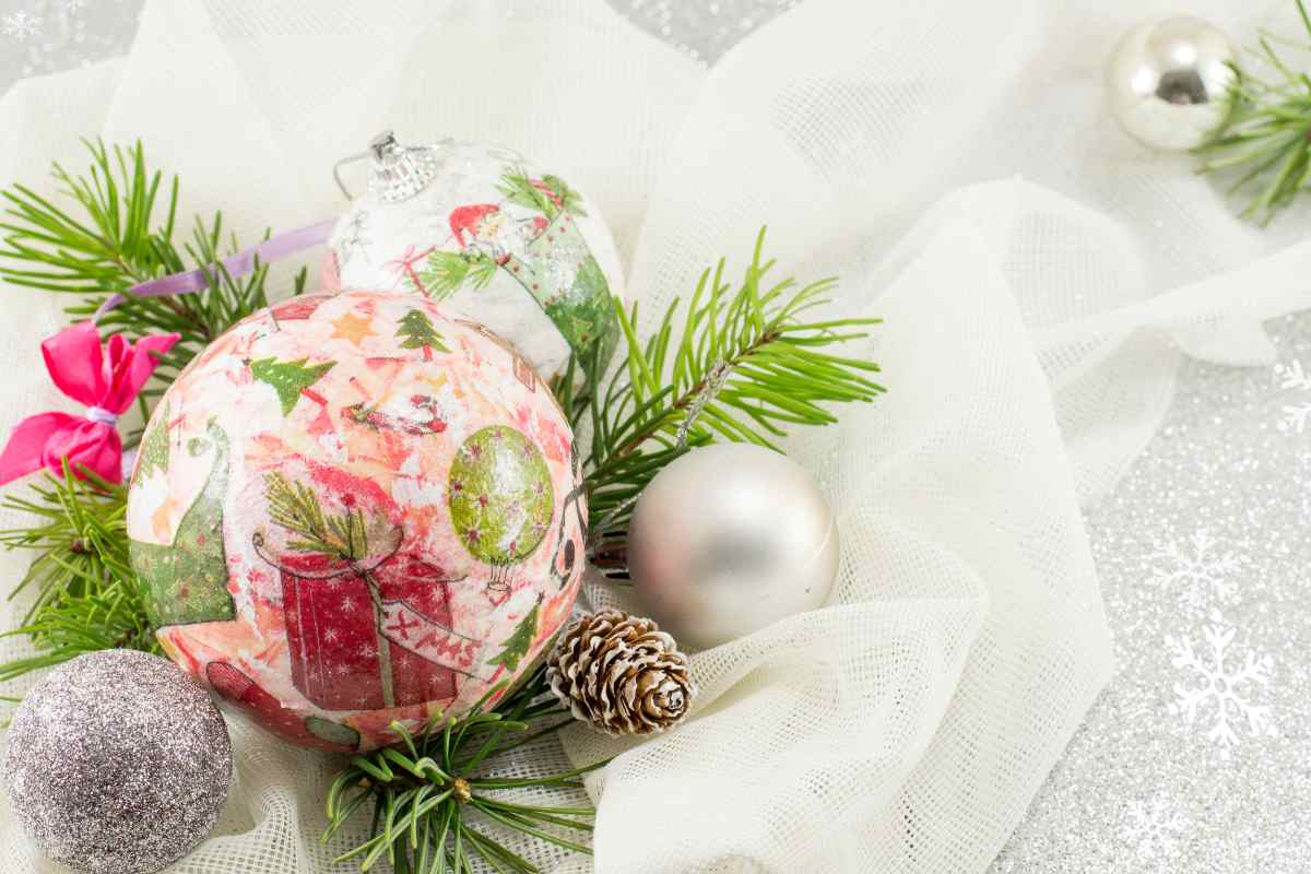 Palline di Natale fai da te con decoupage 