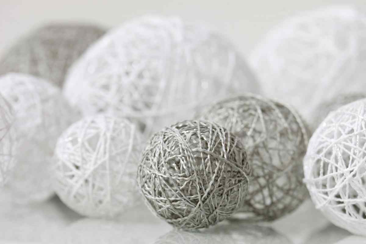 Palline di Natale fai da te con fili e palloncino