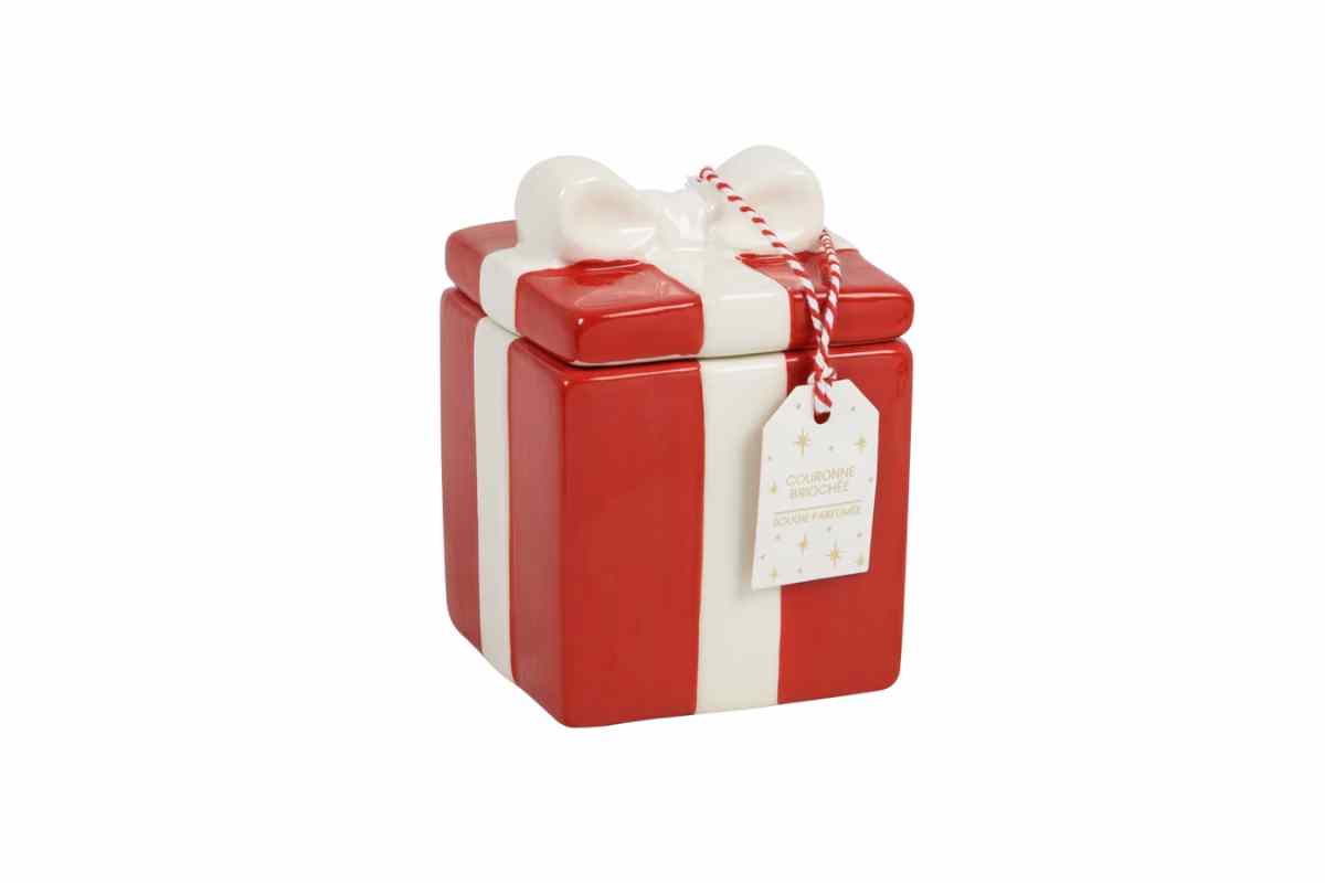 Candela di Natale in ceramica a forma di pacco regalo