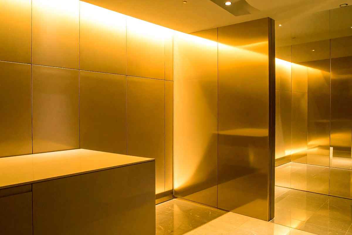 Parete color oro con illuminazione led