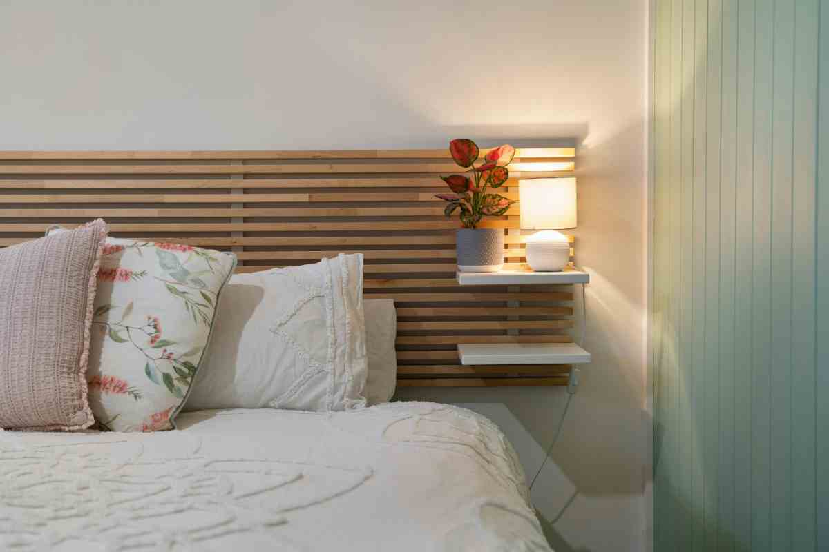Testiera letto in legno con mensole incorporate