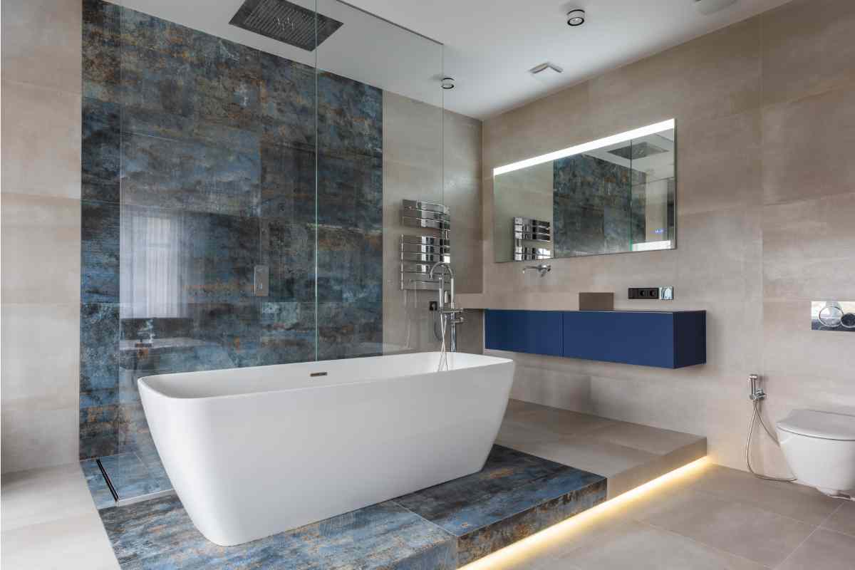 bagno moderno con pareti di colore blu e piastrelle beige