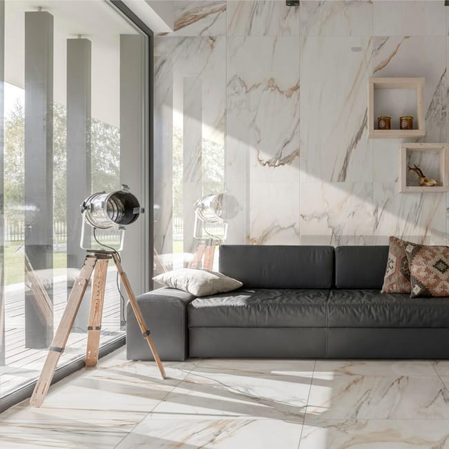Soggiorno con pavimento e rivestimento delle pareti in gres porcellanato in vendita da Leroy Merlin