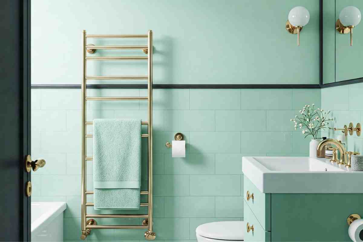 Bagno verde menta con scaldasalviette dorato