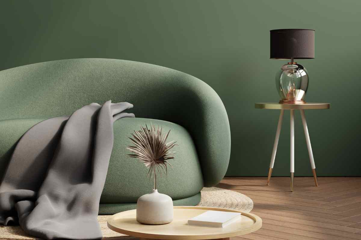 Soggiorno verde militare con divano bold e tavolino in legno chiaro