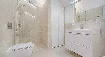 Ancora pulisci il WC in questo modo? Ecco perché stai solo perdendo tempo (e soldi)