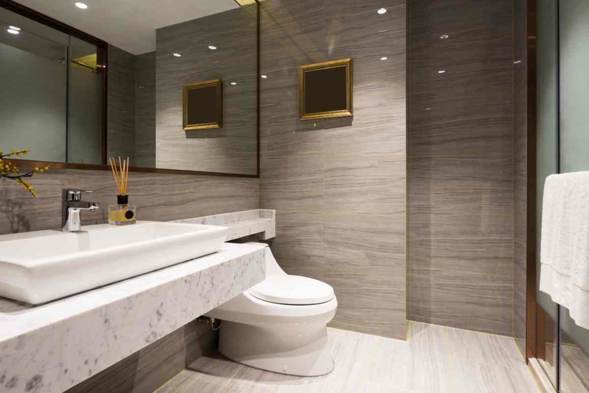 bagno piccolo con piano in marmo e lavabo d'appoggio