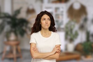 donna dubbiosa con dietro arredo verde